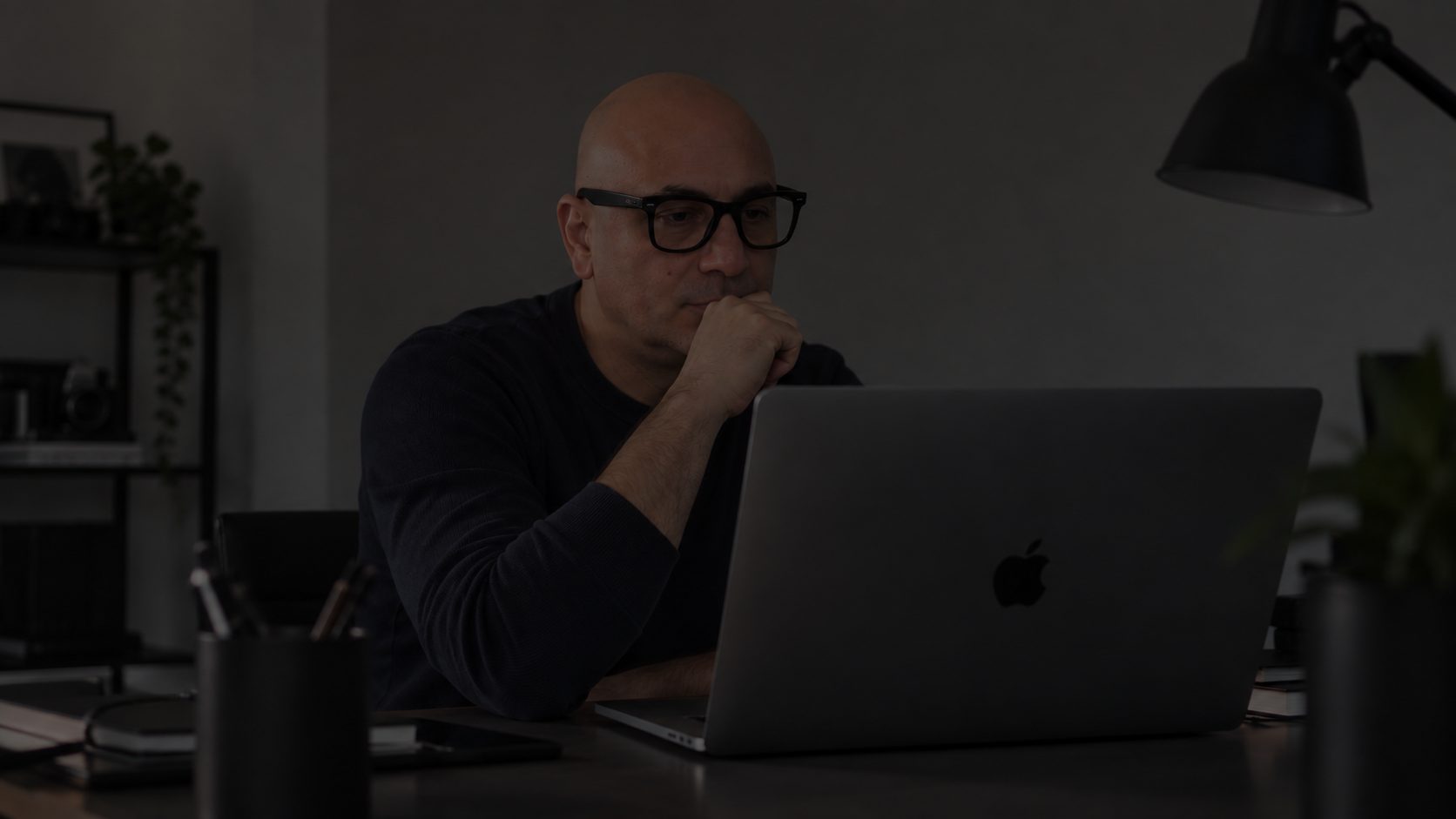 Gabriele Coluzzi al computer mentre riflette sulla strategia dei contenuti