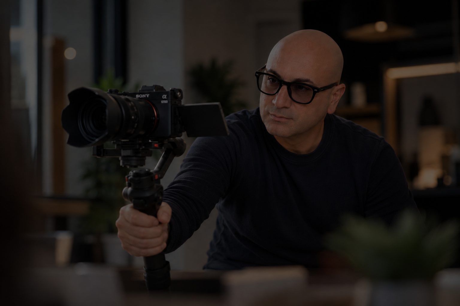 Gabriele Coluzzi mentre riprende con la Sony a6700 e gimbal